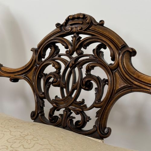 ANTIQUE 20TH CENTURY FINE CAMEO BACK SOFA IN WALNUT - ADDITIONAL PHOTO 11