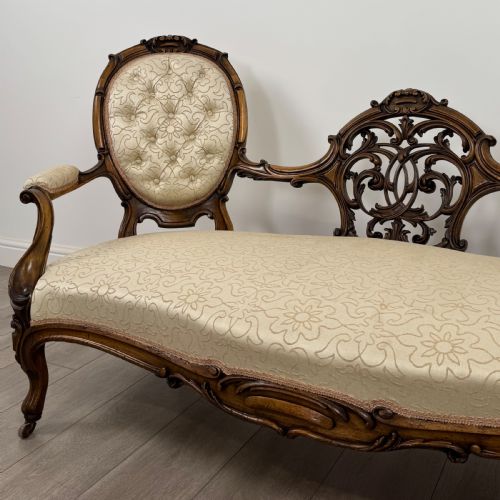 ANTIQUE 20TH CENTURY FINE CAMEO BACK SOFA IN WALNUT - ADDITIONAL PHOTO 12