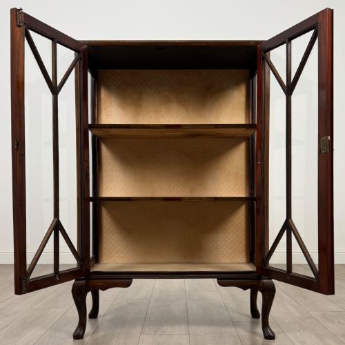 ANTIQUE 20TH CENTURY DISPLAY CABINET IN MAHOGANY - ADDITIONAL PHOTO 2