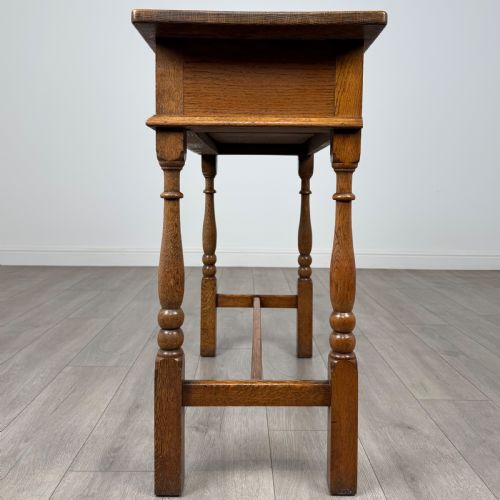 ANTIQUE 20TH CENTURY FINE QUALITY SIDE TABLE IN GOLDEN OAK - ADDITIONAL PHOTO 2