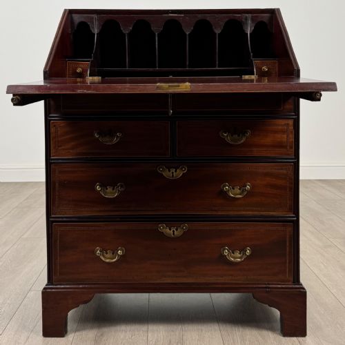 ANTIQUE 18TH CENTURY MAHOGANY BUREAU OF SMALL PROPORTIONS - ADDITIONAL PHOTO 1