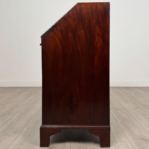 ANTIQUE 18TH CENTURY MAHOGANY BUREAU OF SMALL PROPORTIONS - ADDITIONAL PHOTO 3