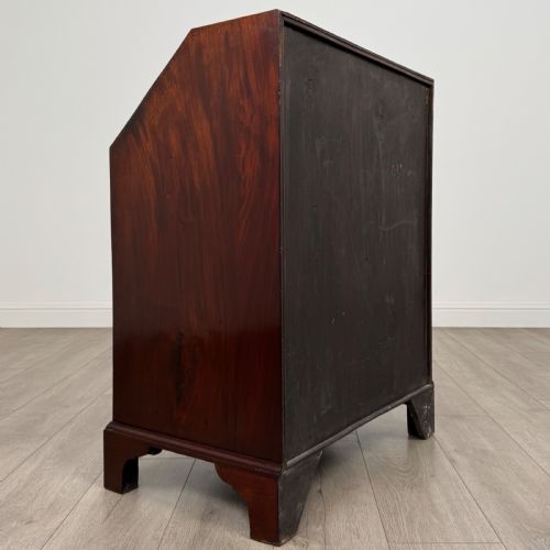 ANTIQUE 18TH CENTURY MAHOGANY BUREAU OF SMALL PROPORTIONS - ADDITIONAL PHOTO 4