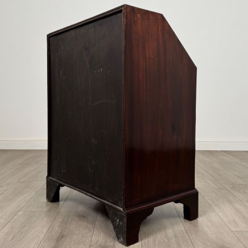 ANTIQUE 18TH CENTURY MAHOGANY BUREAU OF SMALL PROPORTIONS - ADDITIONAL PHOTO 6
