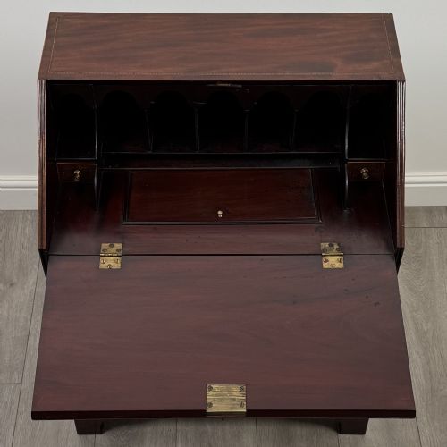 ANTIQUE 18TH CENTURY MAHOGANY BUREAU OF SMALL PROPORTIONS - ADDITIONAL PHOTO 10
