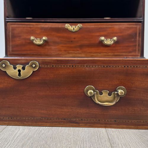 ANTIQUE 18TH CENTURY MAHOGANY BUREAU OF SMALL PROPORTIONS - ADDITIONAL PHOTO 12