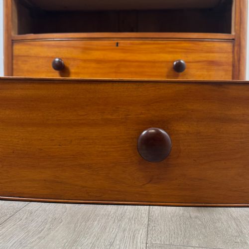 ANTIQUE 19TH CENTURY BOW FRONT CHEST OF DRAWERS IN MAHOGANY - ADDITIONAL PHOTO 10