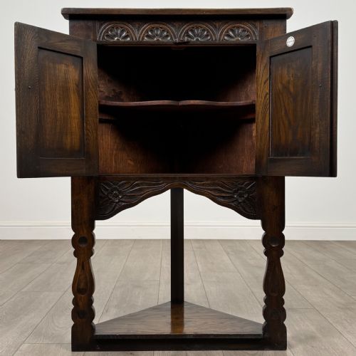 ANTIQUE 20TH CENTURY SMALL CARVED OAK CORNER CABINET - ADDITIONAL PHOTO 1