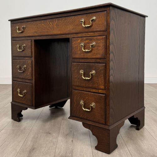 ANTIQUE 20TH CENTURY GOOD QUALITY KNEEHOLE DESK IN OAK - ADDITIONAL PHOTO 1