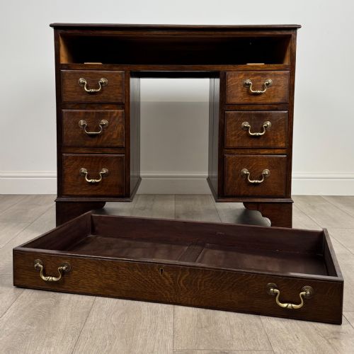 ANTIQUE 20TH CENTURY GOOD QUALITY KNEEHOLE DESK IN OAK - ADDITIONAL PHOTO 9