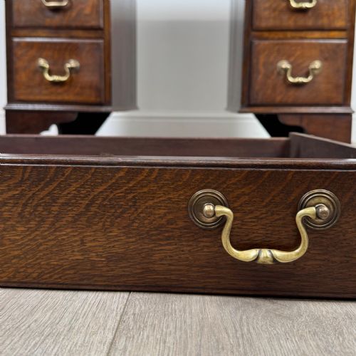 ANTIQUE 20TH CENTURY GOOD QUALITY KNEEHOLE DESK IN OAK - ADDITIONAL PHOTO 10