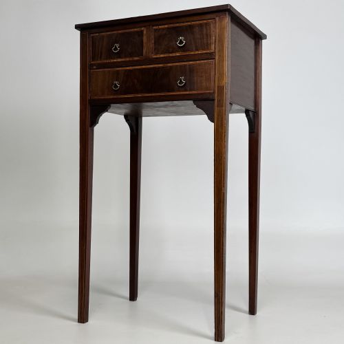 ANTIQUE 20TH CENTURY SMALL MAHOGANY SIDE TABLE - ADDITIONAL PHOTO 1