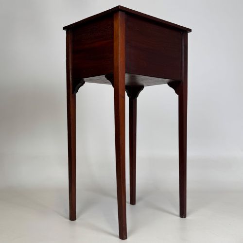 ANTIQUE 20TH CENTURY SMALL MAHOGANY SIDE TABLE - ADDITIONAL PHOTO 3