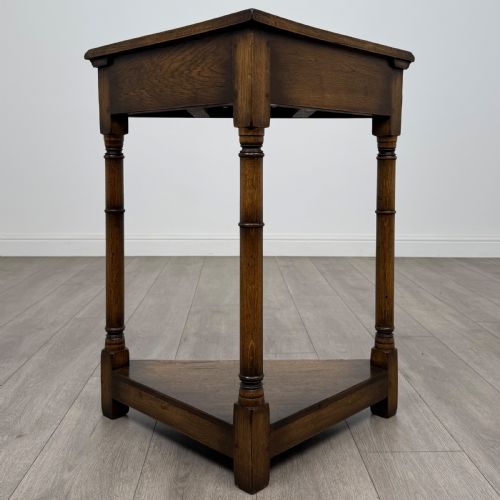 ANTIQUE 20TH CENTURY SMALL OAK CORNER TABLE OF GOOD QUALITY - ADDITIONAL PHOTO 1