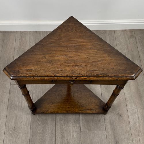 ANTIQUE 20TH CENTURY SMALL OAK CORNER TABLE OF GOOD QUALITY - ADDITIONAL PHOTO 2