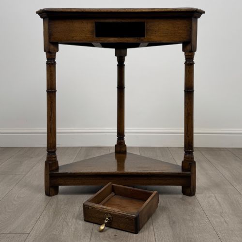 ANTIQUE 20TH CENTURY SMALL OAK CORNER TABLE OF GOOD QUALITY - ADDITIONAL PHOTO 3