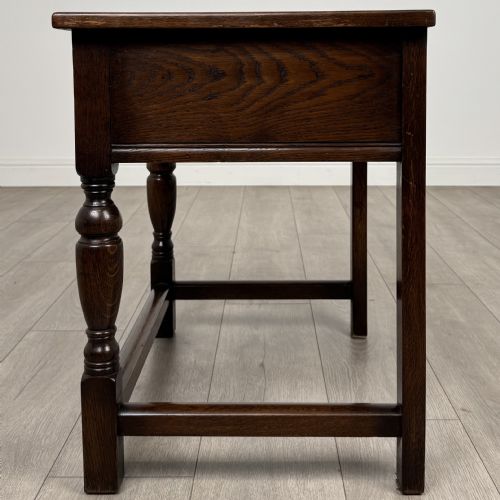 ANTIQUE 20TH CENTURY GEOMETRIC SIDE TABLE IN OAK - ADDITIONAL PHOTO 2