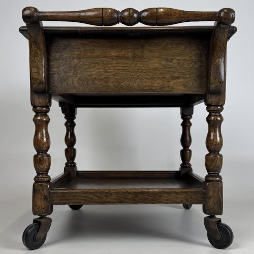 ANTIQUE 20TH CENTURY OAK COFFEE TABLE ON CASTERS - ADDITIONAL PHOTO 2
