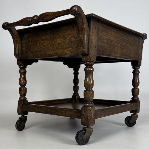 ANTIQUE 20TH CENTURY OAK COFFEE TABLE ON CASTERS - ADDITIONAL PHOTO 4