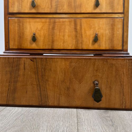 ANTIQUE 20TH CENTURY GOOD QUALITY CUPBOARD IN FIGURED WALNUT - ADDITIONAL PHOTO 10