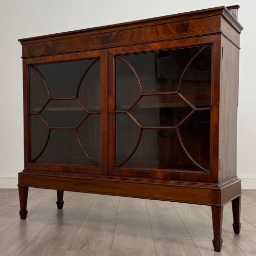 ANTIQUE 20TH CENTURY FINE QUALITY DISPLAY CABINET IN MAHOGANY - ADDITIONAL PHOTO 2