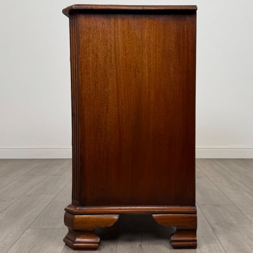 ANTIQUE 20TH CENTURY SERPENTINE CHEST OF DRAWERS IN MAHOGANY - ADDITIONAL PHOTO 2