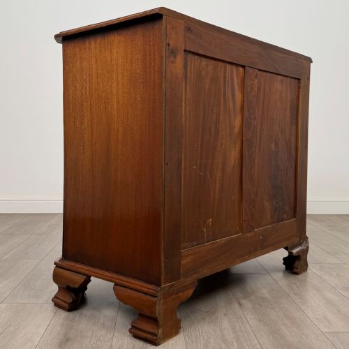 ANTIQUE 20TH CENTURY SERPENTINE CHEST OF DRAWERS IN MAHOGANY - ADDITIONAL PHOTO 3