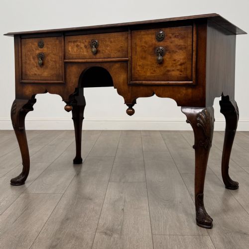 ANTIQUE 20TH CENTURY GOOD QUALITY WRITING TABLE IN BURR WALNUT - ADDITIONAL PHOTO 1