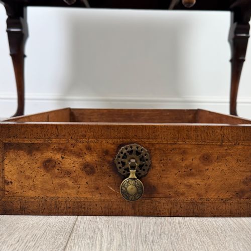 ANTIQUE 20TH CENTURY GOOD QUALITY WRITING TABLE IN BURR WALNUT - ADDITIONAL PHOTO 11