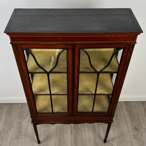 ANTIQUE 20TH CENTURY INLAID DISPLAY CABINET IN MAHOGANY - ADDITIONAL PHOTO 11