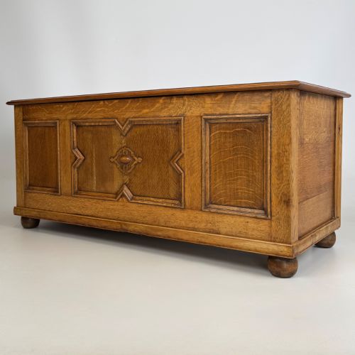 ANTIQUE 20TH CENTURY JACOBEAN STYLE BLANKET BOX IN GOLDEN OAK - ADDITIONAL PHOTO 1