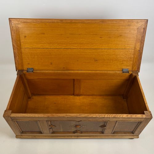 ANTIQUE 20TH CENTURY JACOBEAN STYLE BLANKET BOX IN GOLDEN OAK - ADDITIONAL PHOTO 10