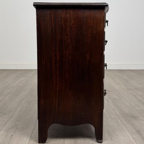 ANTIQUE 19TH CENTURY SMALL MAHOGANY BOW FRONT CHEST OF DRAWERS - ADDITIONAL PHOTO 6