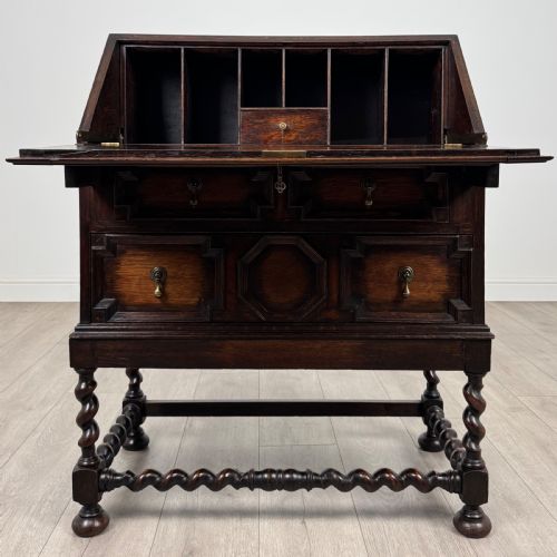 ANTIQUE 20TH CENTURY JACOBEAN STYLE BUREAU IN OAK - ADDITIONAL PHOTO 1