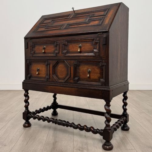 ANTIQUE 20TH CENTURY JACOBEAN STYLE BUREAU IN OAK - ADDITIONAL PHOTO 2
