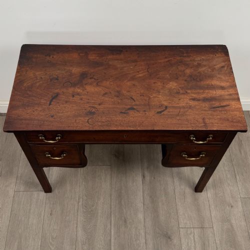 ANTIQUE 18TH CENTURY GOOD QUALITY KNEEHOLE DESK IN MAHOGANY - ADDITIONAL PHOTO 8