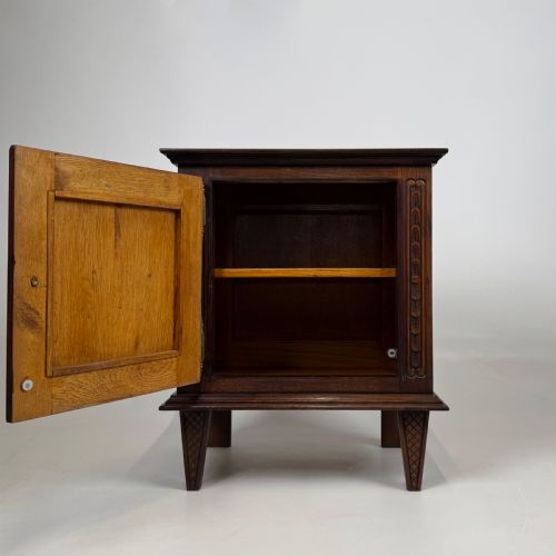 ANTIQUE 20TH CENTURY PAIR OF CARVED OAK BEDSIDE CABINETS - ADDITIONAL PHOTO 2