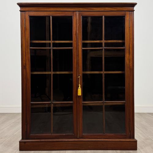 ANTIQUE 20TH CENTURY GOOD QUALITY DISPLAY CABINET IN WALNUT - ADDITIONAL PHOTO 1