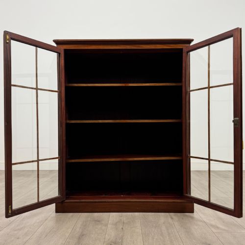 ANTIQUE 20TH CENTURY GOOD QUALITY DISPLAY CABINET IN WALNUT - ADDITIONAL PHOTO 2