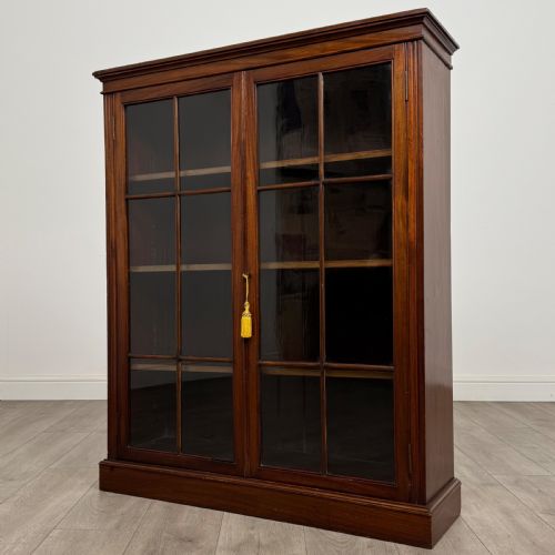 ANTIQUE 20TH CENTURY GOOD QUALITY DISPLAY CABINET IN WALNUT - ADDITIONAL PHOTO 3