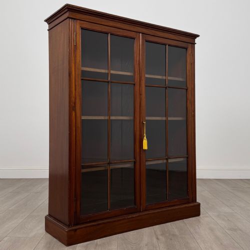 ANTIQUE 20TH CENTURY GOOD QUALITY DISPLAY CABINET IN WALNUT - ADDITIONAL PHOTO 9