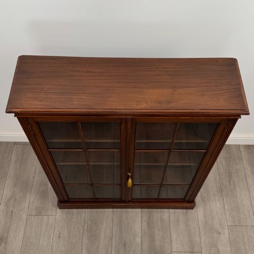 ANTIQUE 20TH CENTURY GOOD QUALITY DISPLAY CABINET IN WALNUT - ADDITIONAL PHOTO 10
