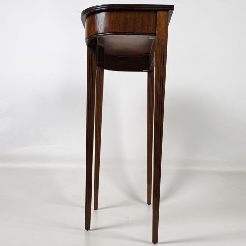 ANTIQUE 20TH CENTURY SMALL DECORATIVE SIDE TABLE IN MAHOGANY - ADDITIONAL PHOTO 2