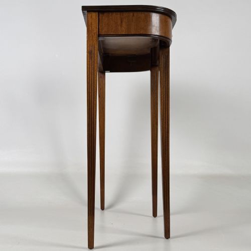 ANTIQUE 20TH CENTURY SMALL DECORATIVE SIDE TABLE IN MAHOGANY - ADDITIONAL PHOTO 6
