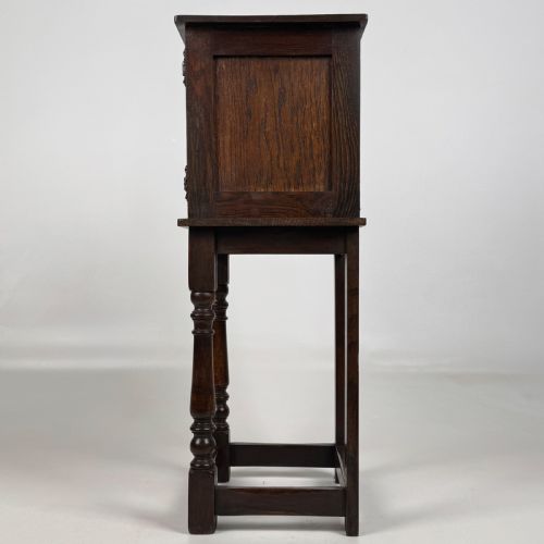 ANTIQUE 20TH CENTURY SMALL CARVED OAK CABINET - ADDITIONAL PHOTO 3