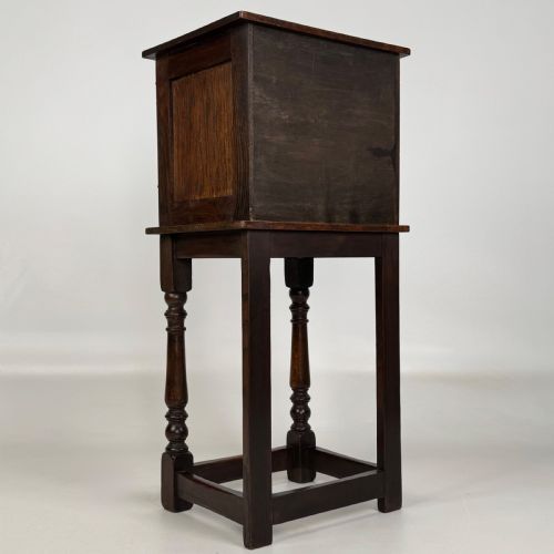 ANTIQUE 20TH CENTURY SMALL CARVED OAK CABINET - ADDITIONAL PHOTO 4