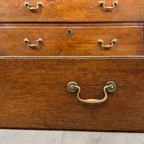 ANTIQUE 18TH CENTURY GEORGIAN CHEST OF DRAWERS IN OAK - ADDITIONAL PHOTO 10