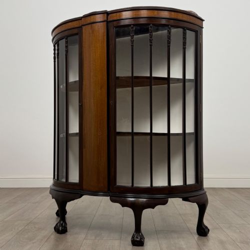 ANTIQUE 20TH CENTURY BOW FRONT DISPLAY CABINET IN MAHOGANY - ADDITIONAL PHOTO 2