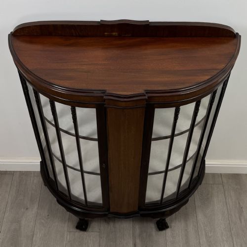 ANTIQUE 20TH CENTURY BOW FRONT DISPLAY CABINET IN MAHOGANY - ADDITIONAL PHOTO 9