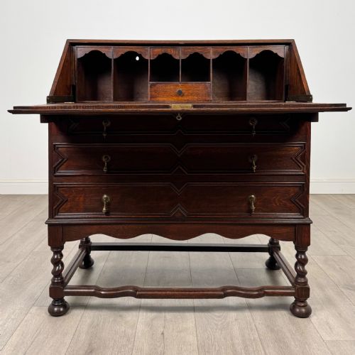 ANTIQUE 20TH CENTURY JACOBEAN STYLE BUREAU IN OAK - ADDITIONAL PHOTO 1